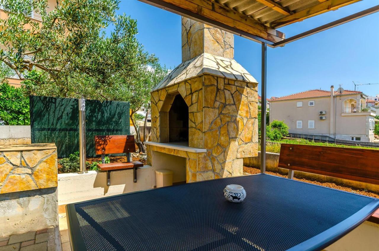 Apartments And Room Maestral Trogir Exterior foto